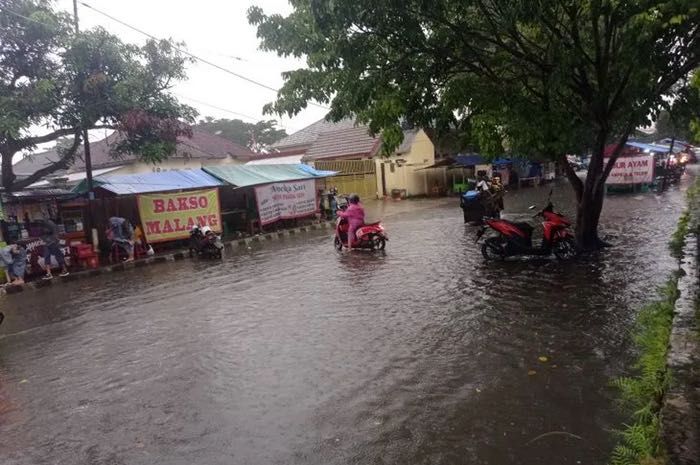 Pengemudi motor terjebak banjir di Jalan Sunan Giri Rangkasbitung dengan ketinggian 70 sentimeter setelah dilanda hujan lebat disertai angin kencang dan petir.