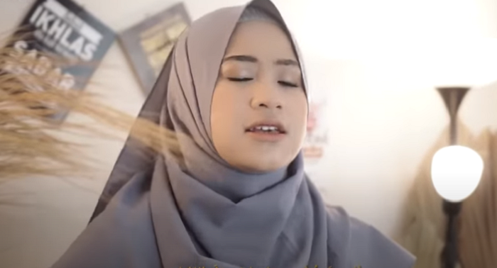 lirik sholawat Ya Thoybah yang lengkap dengan teks Arab, latin, terjemahan serta makna 