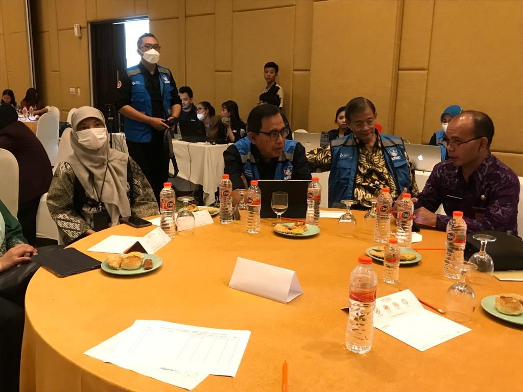 Kepala Pelaksana BPBD Bali I Made Rentin (kanan) daam acara Festival Nasional Relawan Kesehatan dan Public Safety Center 119 di Harris Hotel & Convention, Denpasar, Senin 5 Desember 2022.