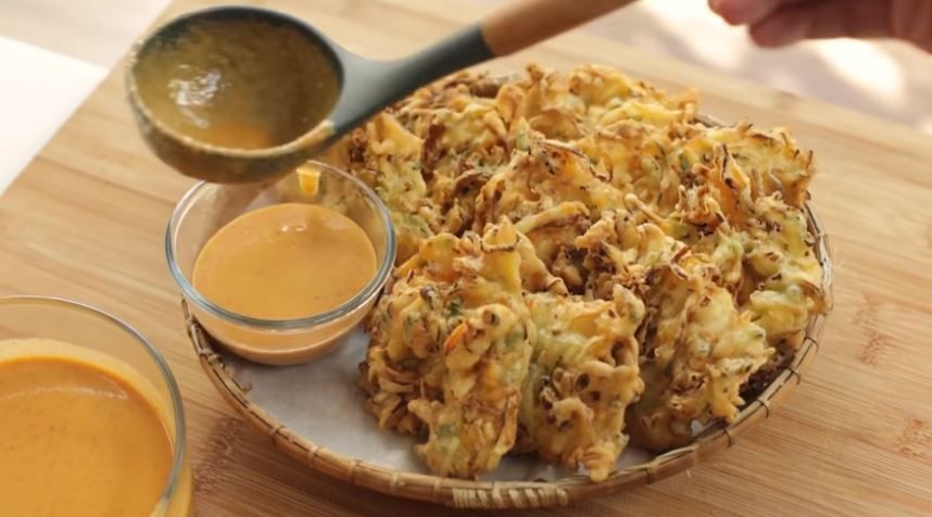 Inilah resep bakwan sayur sambal kacang dari Chef Devina Hermawan  