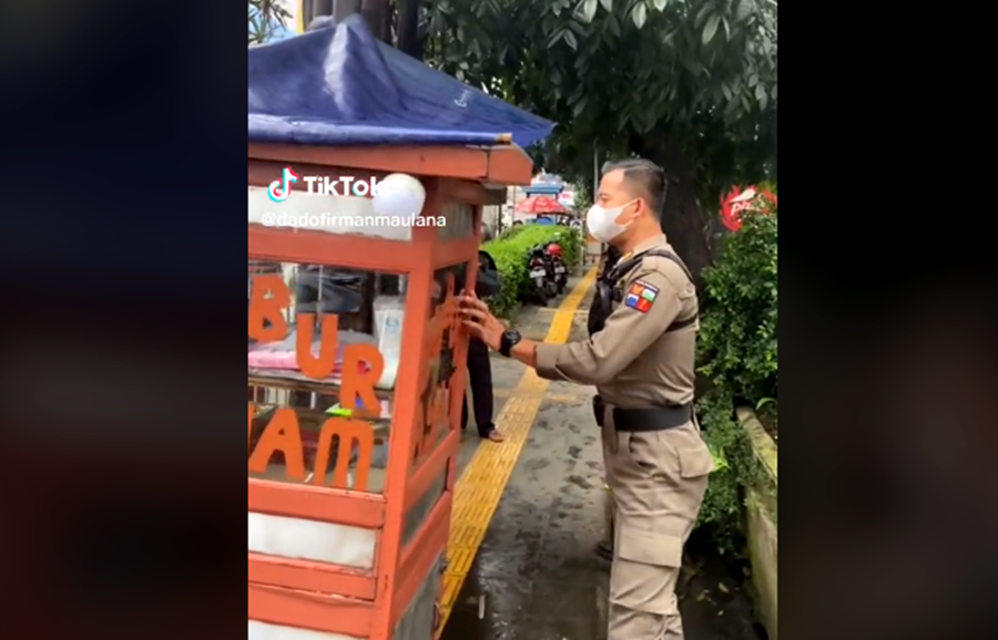 Satpol PP Kota Bogor, Jawa Barat berikan pengertian dan tertibkan pedagang secara simpatik.