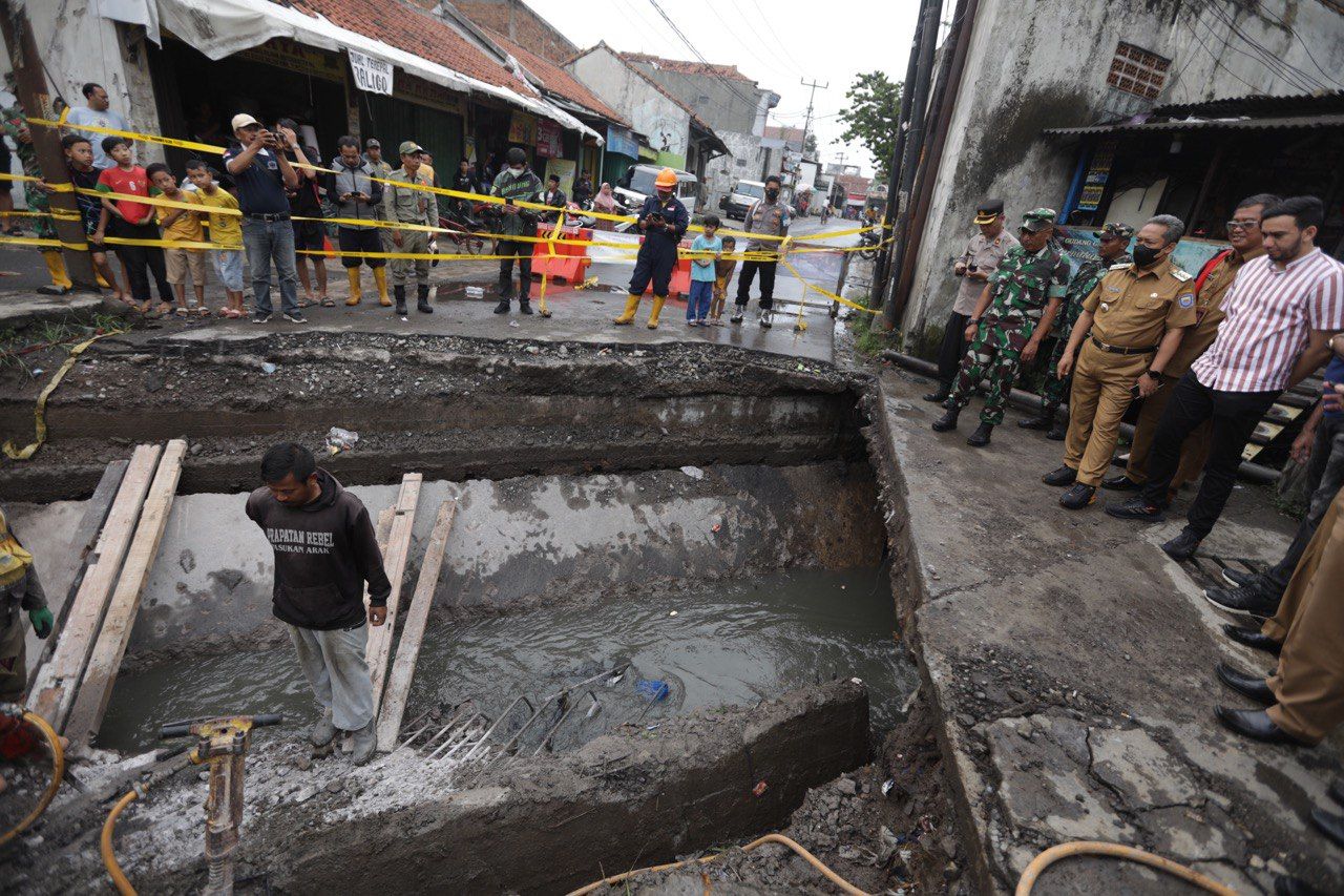  Wali Kota Bandung, Yana Mulyana meninjau perbaikan Jalan Cibolerang, Senin 5 Desember 2022.