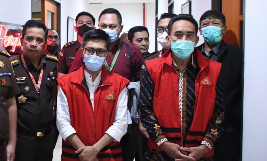 Dua tersangka kasus korupsi yaitu Direktur BPR Karya Remaja Indramayu dan debiturnya saat berada di Kejati Jabar, di Jalan L.L Martadinata, Kota Bandung pada Selasa 6 Desember 2022.