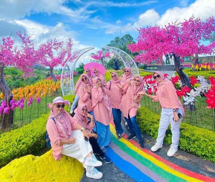 Taman Sakura di Villa Khayangan Bogor, spot foto cantik dan instagramable yang recommended untuk dicoba
