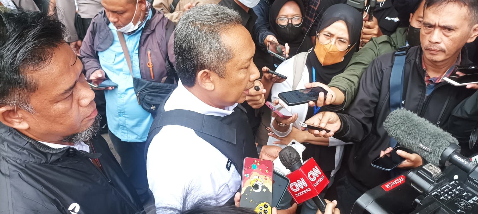 Wali Kota Bandung Yana Mulyana saat diwawancarai di lokasi bom bunuh diri di Jalan Astana Anyar, Kota Bandung pada Rabu 7 Desember 2022.