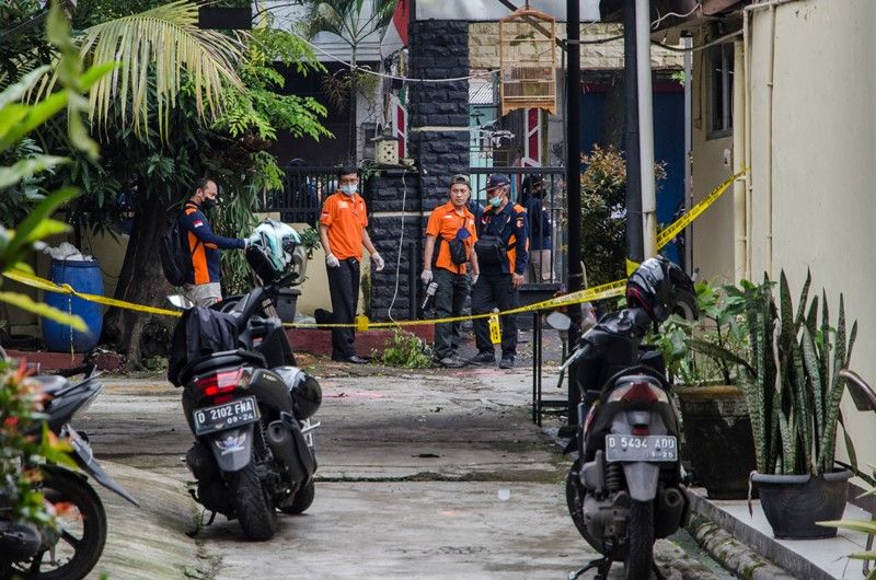 Tim Inafis Polda Jabar melakukan olah TKP usai peristiwa bom bunuh diri di Polsek Astana Anyar, Bandung, Jawa Barat.