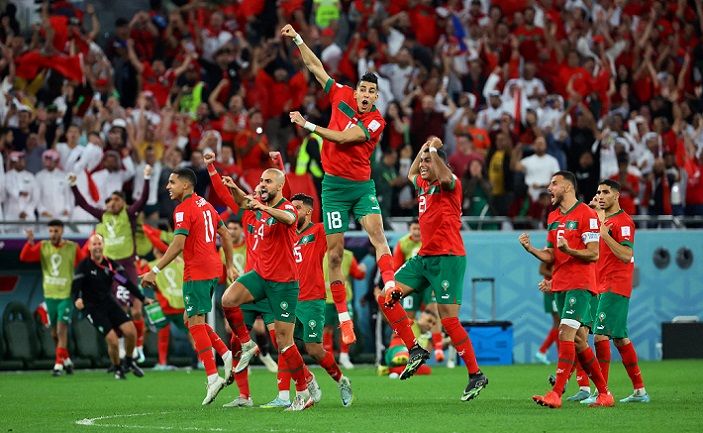 Pemain Maroko merayakan setelah Achraf Hakimi mencetak gol kemenangan selama adu penalti. Sepak Bola - Piala Dunia FIFA Qatar 2022 - Babak 16 Besar - Maroko v Spanyol - Education City Stadium, Al Rayyan, Qatar - 6 Desember 2022.