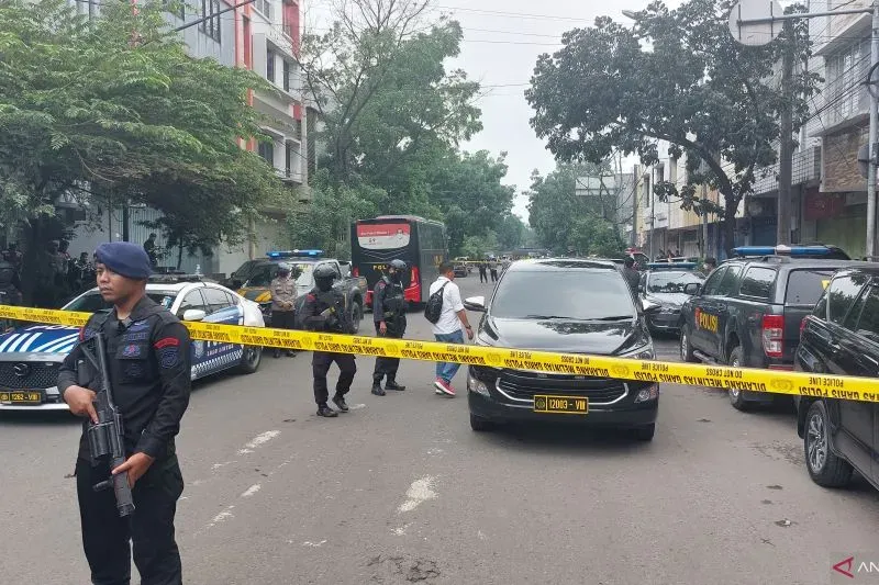 Polisi tampak berjaga di sekitar Kantor Mapolsek Astanaanyar, Kota Bandung, Jawa Barat, Rabu (17/12/2022), pasca-ledakan yang diduga bom bunuh diri. ANTARA/Ajat Sudrajat