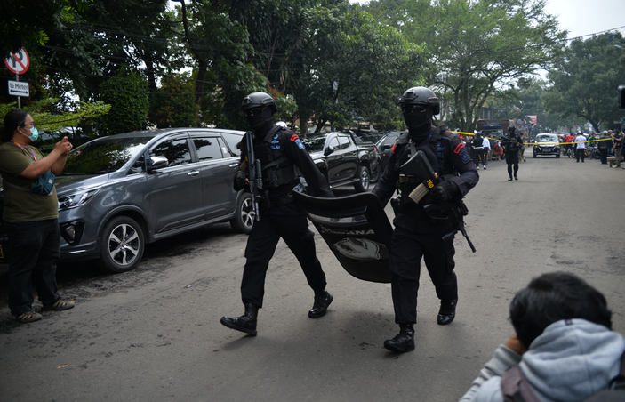 Anggota Brimob berjaga di kawasan Astanaanyar, Bandung, Jawa Barat, Rabu, 7 Desember 2022. Penjagaan ketat tersebut akibat adanya ledakan yang diduga bom bunuh diri di Kantor Polsek Astanaanyar, Kota Bandung. 