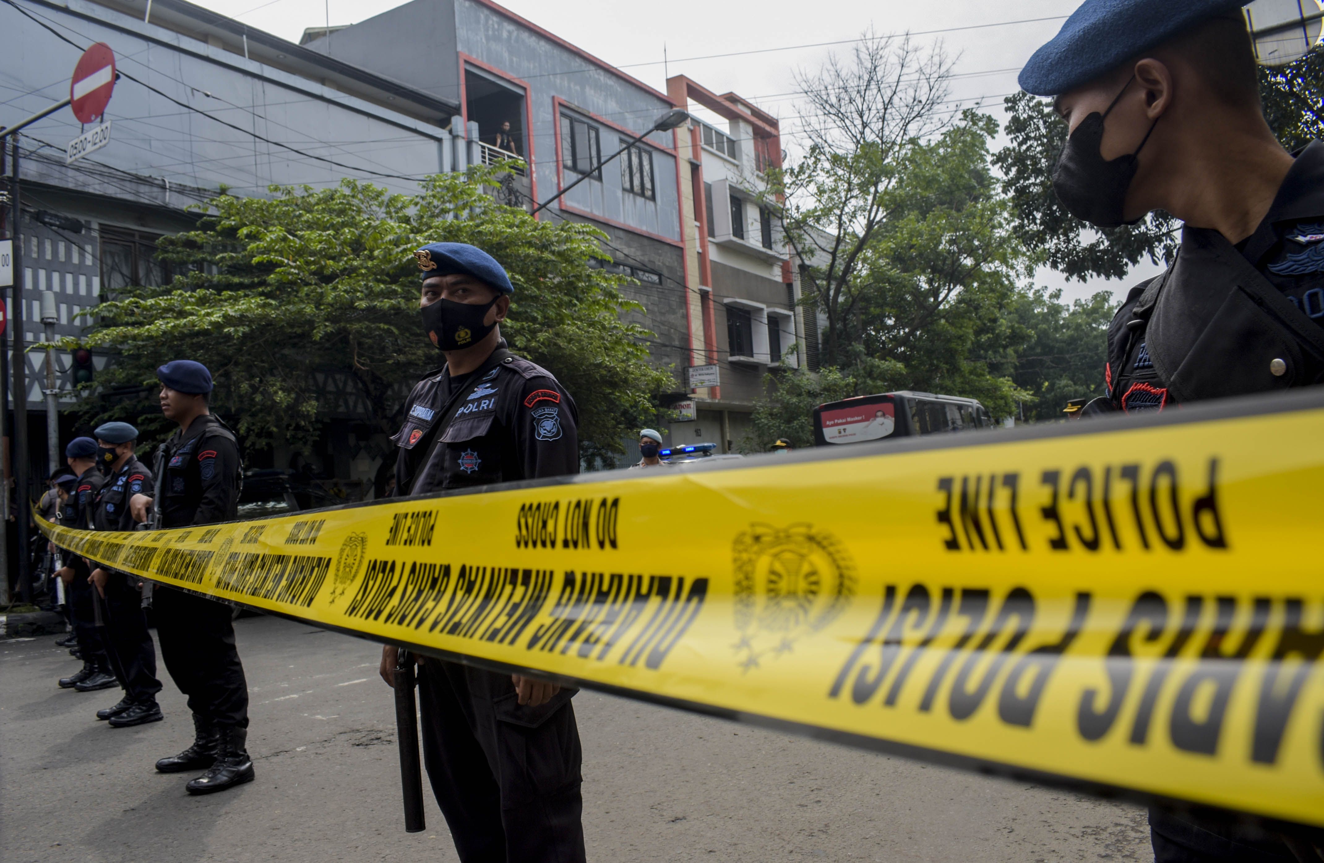 PETUGAS kepolisian berjaga disekitar TKP terjadinya ledakan yang diduga bom bunuh diri di Polsek Astana Anyar, Jalan Astana Anyar, Kota Bandung, Rabu (7/12/2022). Kabid Humas Polda Jabar Kombes Pol Ibrahim Tompo mengatakan, dalam kejadian tersebut sebanyak 10 orang menjadi korban dengan rincian 1 pelaku meninggal, 1 polisi meninggal, 4 orang luka ringan, dan 4 lainnya luka berat.*