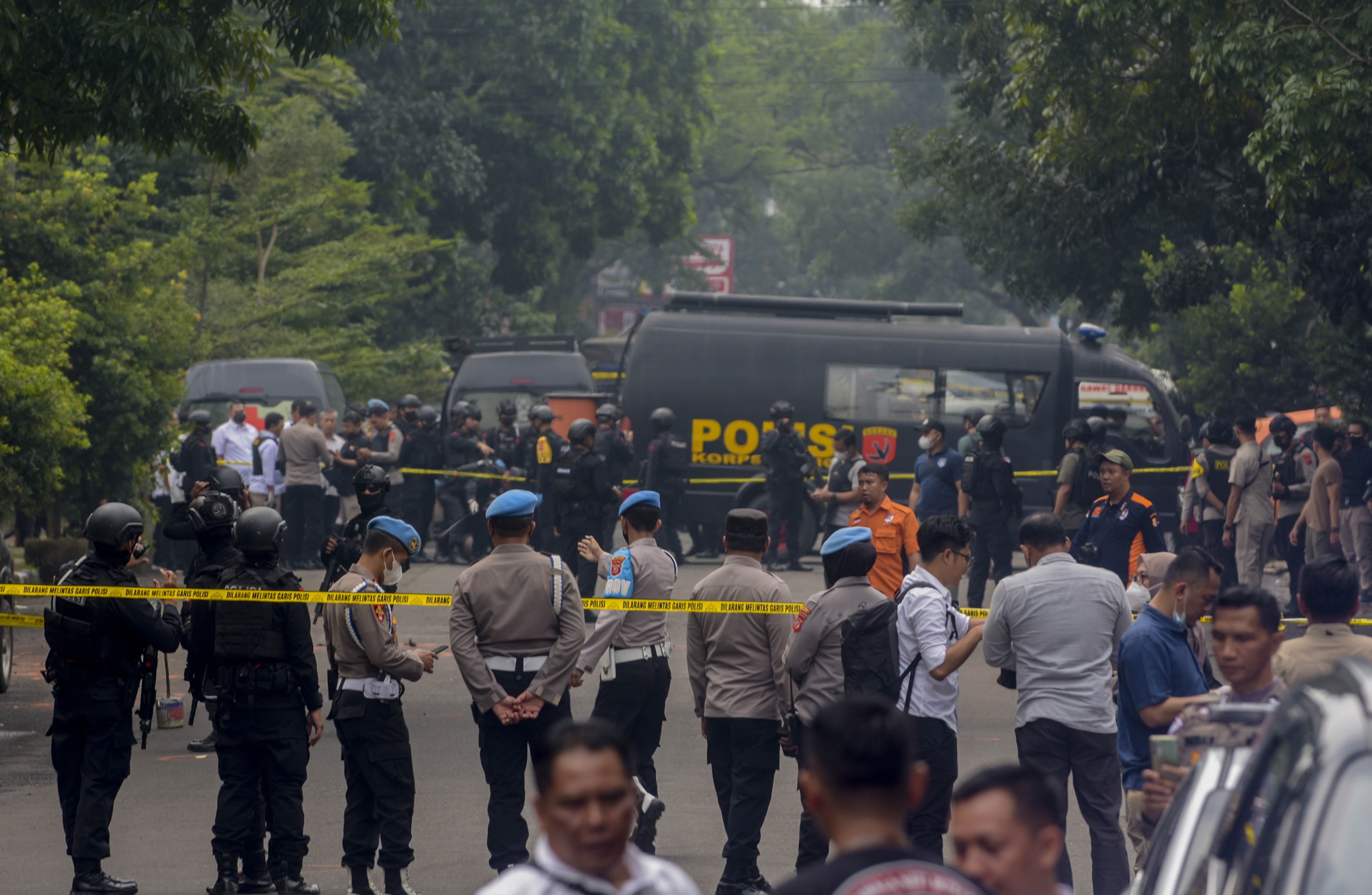 PETUGAS kepolisian berjaga di sekitar TKP ledakan yang diduga bom bunuh diri di Polsek Astanaanyar, Kota Bandung, Rabu 7 Desember 2022.  