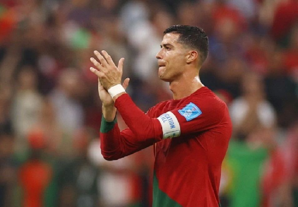 Cristiano Ronaldo bertepuk tangan untuk para penggemar Portugal sebelum bergegas berjalan menyusuri terowongan./  