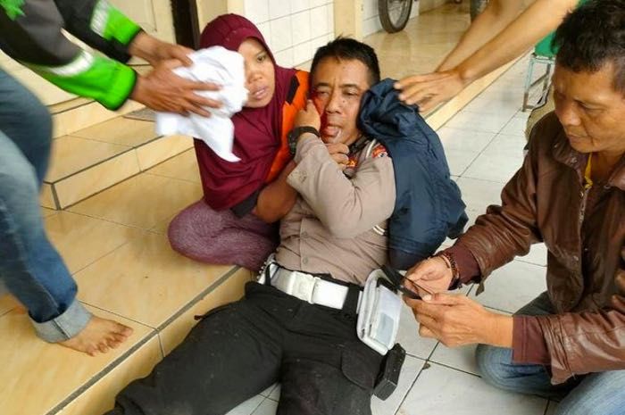 Seorang polisi menjadi korban bom bunuh diri di Polsek Astana Anyar Bandung, Jawa Barat.