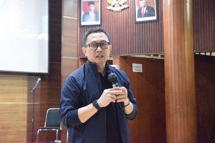 Ketua Karang Taruna Kota Bandung Andri Gunawan berhasil mengalahkan Atalia Ridwan Kamil dalam hasil survei terbaru