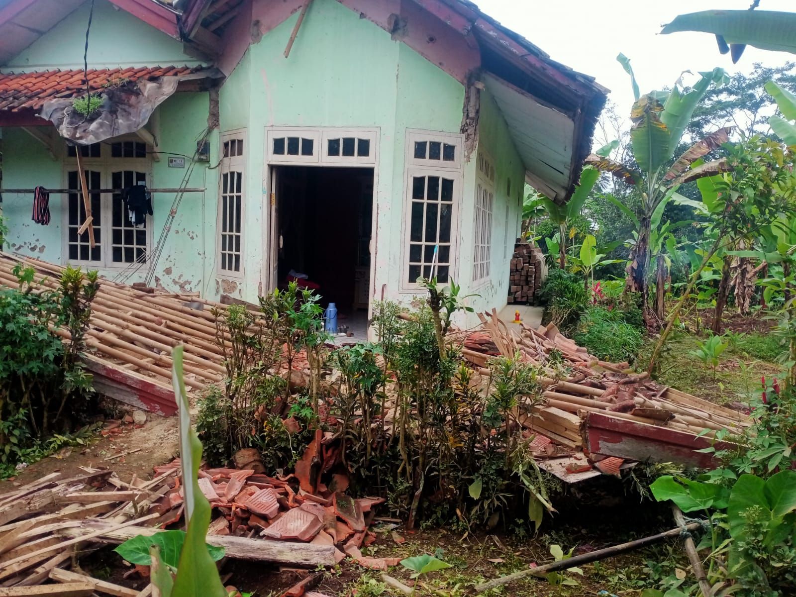 Rumah warga kabupaten Sukabumi Jawa Barat rusak pasca gempa bumi mengguncang dengan kekuatan M5,8