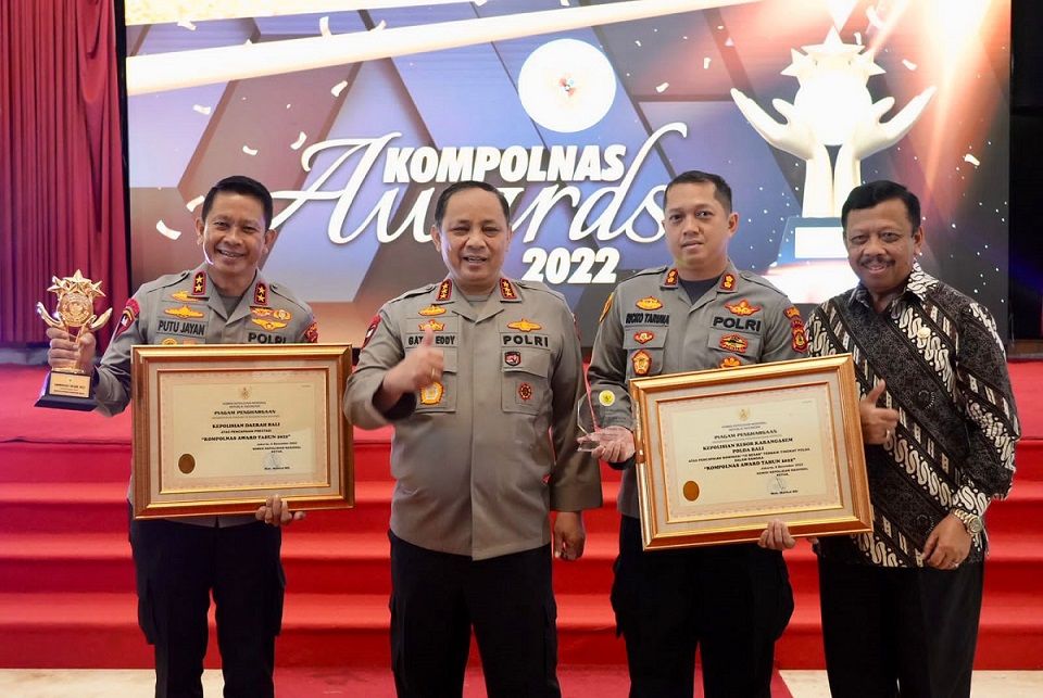 Kapolda Bali Irjen Pol Putu Jayan Danu Putra meraih penghargaan Kapolda Terbaik versi Kompolnas Awards 2022 di Auditorium PTIK, Jakarta, Kamis (8/12/2022). Foto: Kompolnas