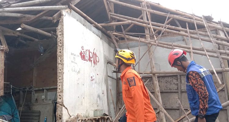 Sebuah Rumah Rusak Akibat Gempa Sukabumi Hari Ini