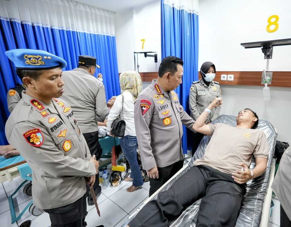 Kapolri Jenderal Pol. Listyo Sigit Prabowo menjenguk masyarakat dan personel Polri yang menjadi korban peristiwa bom bunuh diri Mapolsek Astana Anyar di Rumah Sakit Immanuel, Bandung, Jawa Barat, Rabu (7/12/2022). Foto: Polri