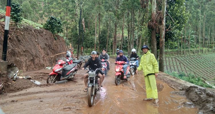 Banjir lumpur di Kertasari, Kabupaten Bandung hari ini Kamis, 8 Desember 2022.