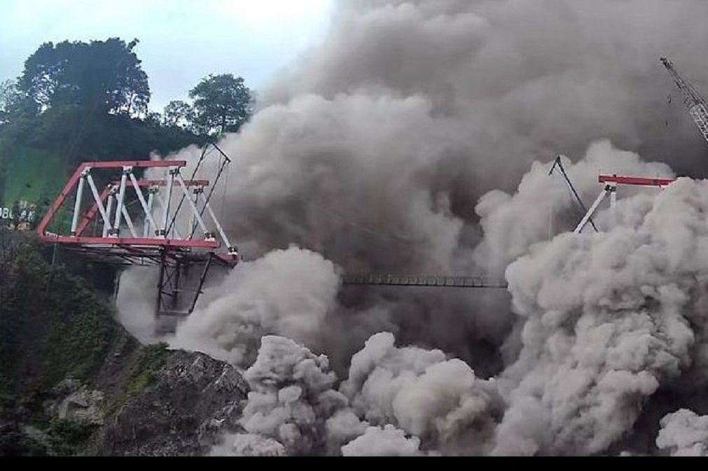 Foto yang disediakan oleh Badan Nasional Penanggulangan Bencana Indonesia menunjukkan material vulkanik dari gunung berapi Gunung Semeru di Indonesia menghantam jembatan setelah letusan pada hari Minggu./  