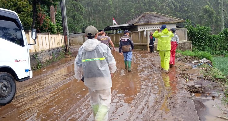 Banjir lumpur di Kertasari, Kabupaten Bandung hari ini Kamis, 8 Desember 2022.