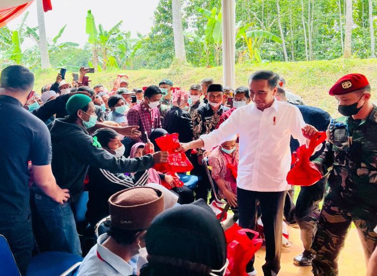 Jokowi Serahkan Bantuan Perbaikan Rumah kepada Warga Gempa Cianjur