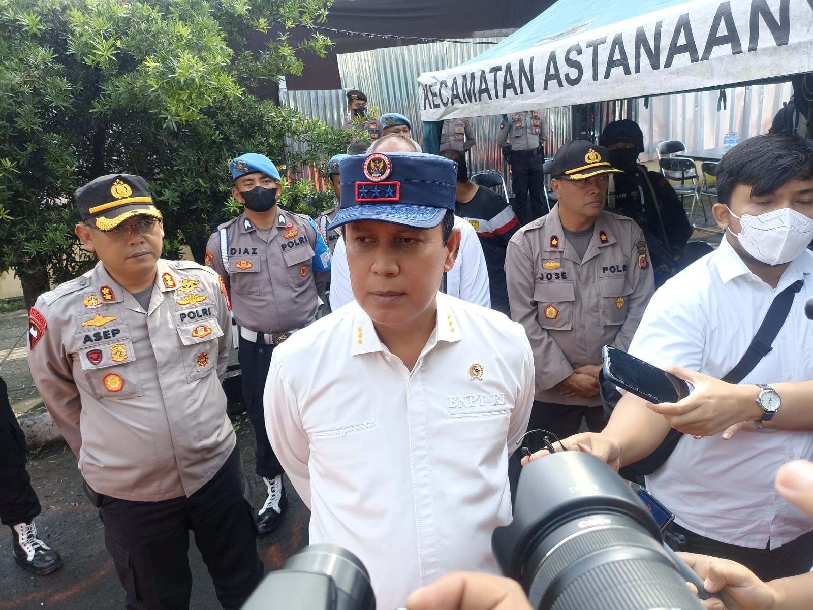 Kepala Badan Nasional Penanggulangan Terorisme (BNPT) Komjen Pol Boy Rafli Amar mendatangi TKP bom bunuh diri di Bandung