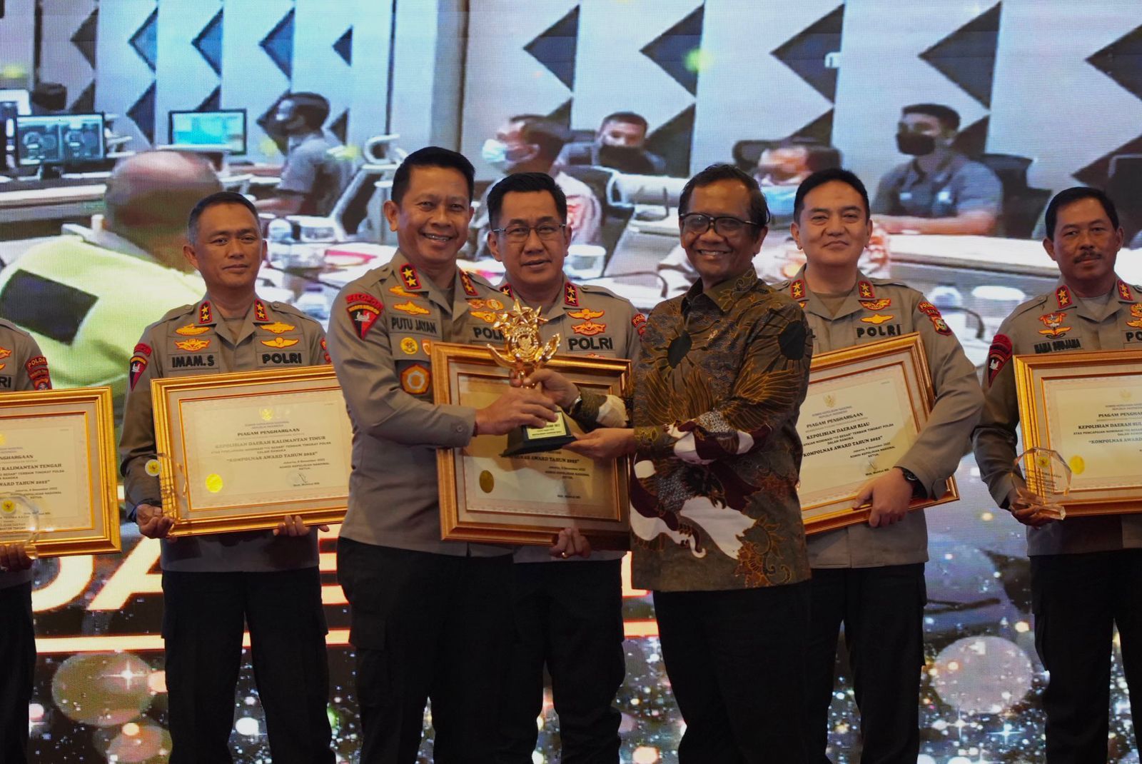 Bangga, Kapolda Bali Irjen Pol Putu Jayan Danu Putra meraih penghargaan Kapolda Terbaik dalam ajang Kompolnas Awards 2022. Foto
