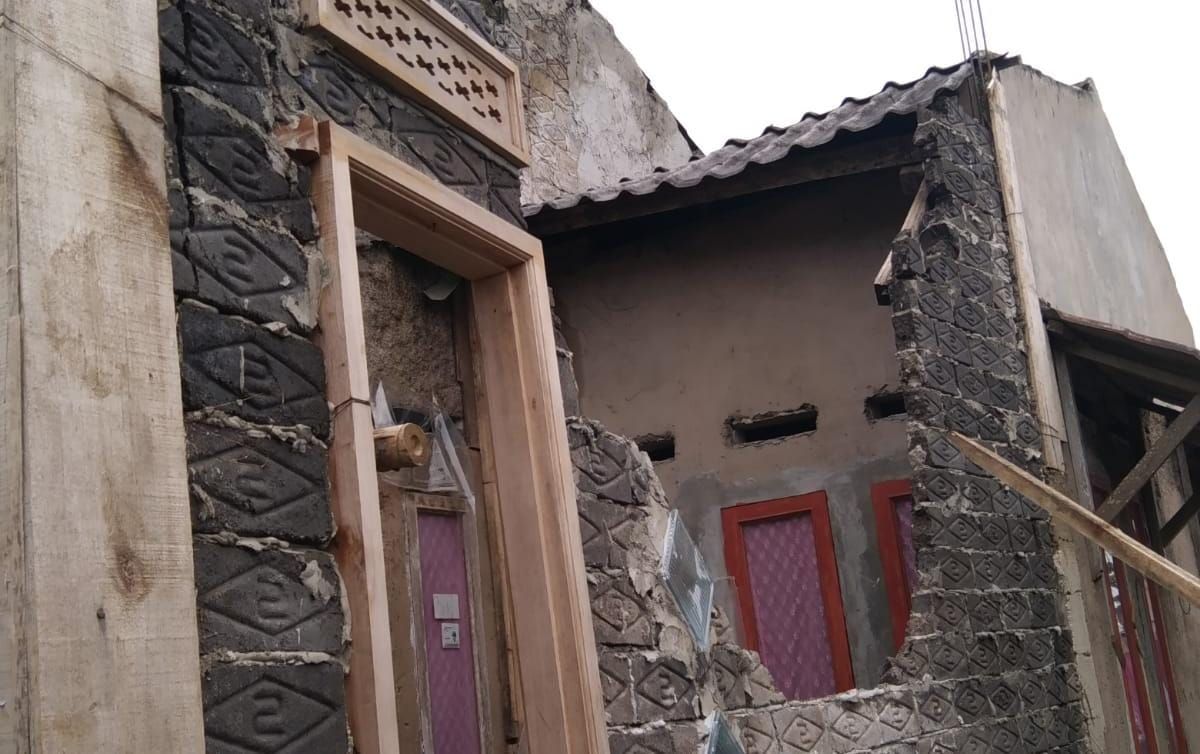 Rumah yang alami keruksakan akibat gempa bumi