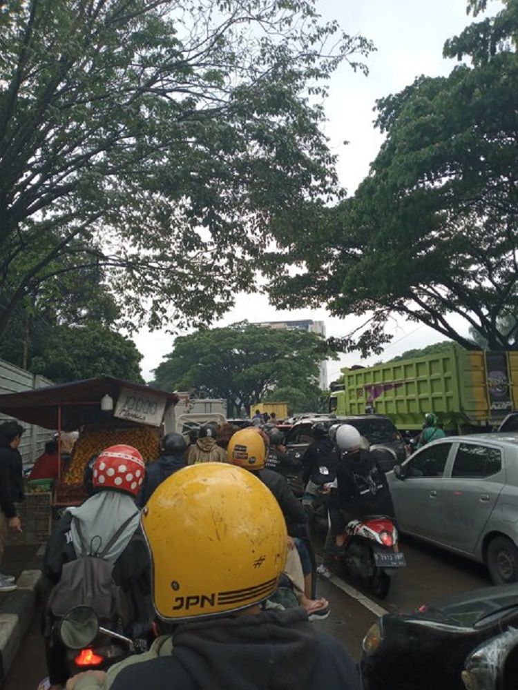 Terjebak macet akibat banjir di Jalan Soekarno Hatta Bypass depan Pasar Gedebage dan terus berulang