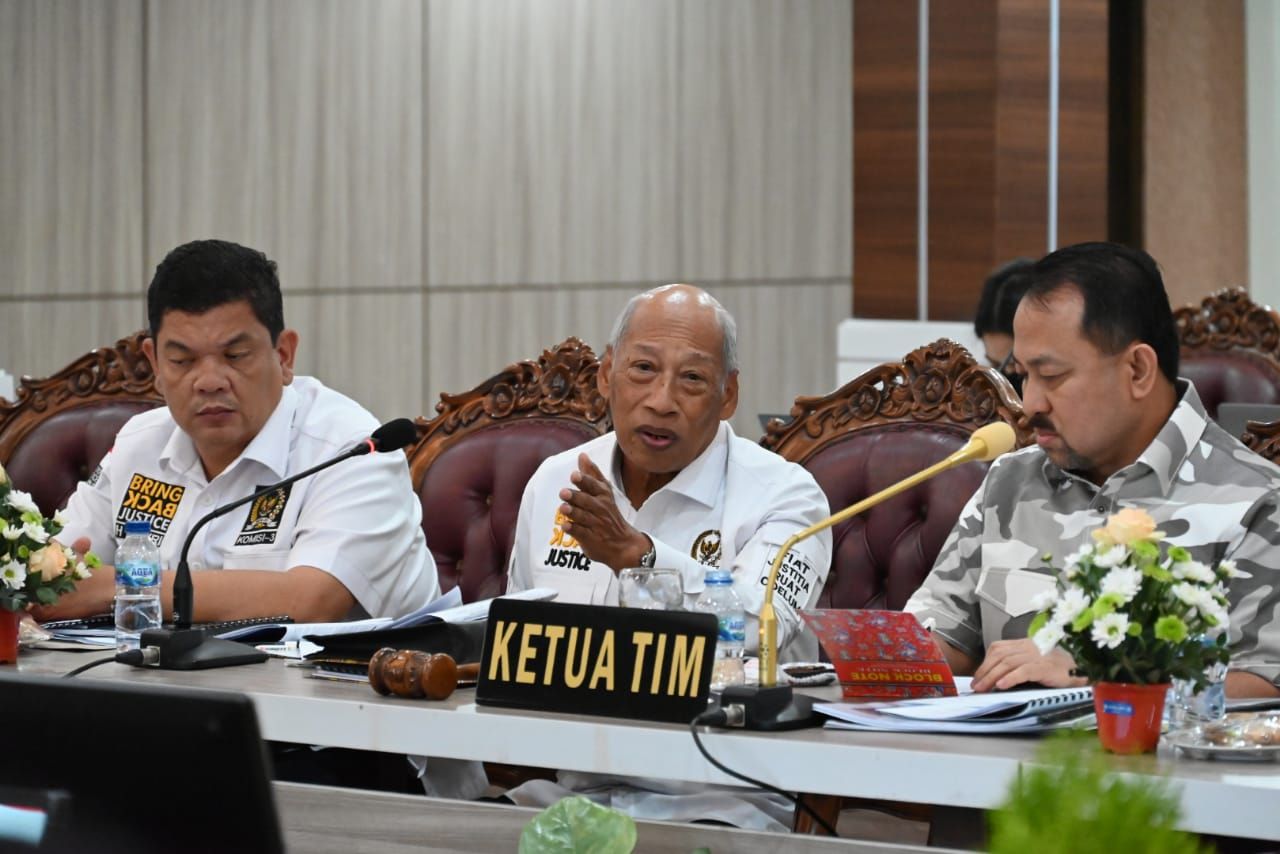 Anggota Komisi III DPR RI Wayan Sudirta (tengah) dalam sebuah sidang di gedung dewan Senayan Jakarta. 
