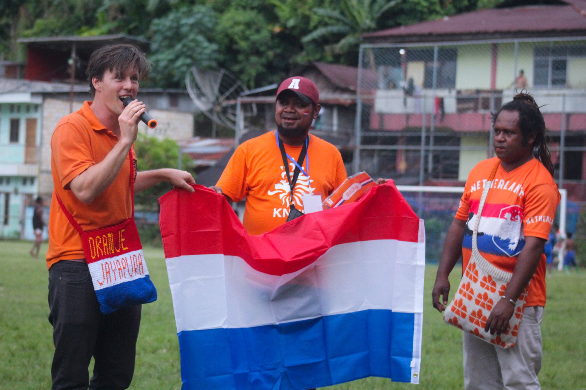 Meneer Van Daan menyerahkan Bendera Belanda kepada Ketua Fans Oranje Jayapura Angky Kapissa dok (PORTAL PAPUA)