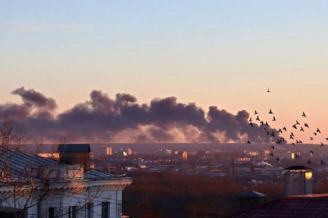 Asap mengepul dari area bandara di luar Kursk, Rusia pada Selasa.  