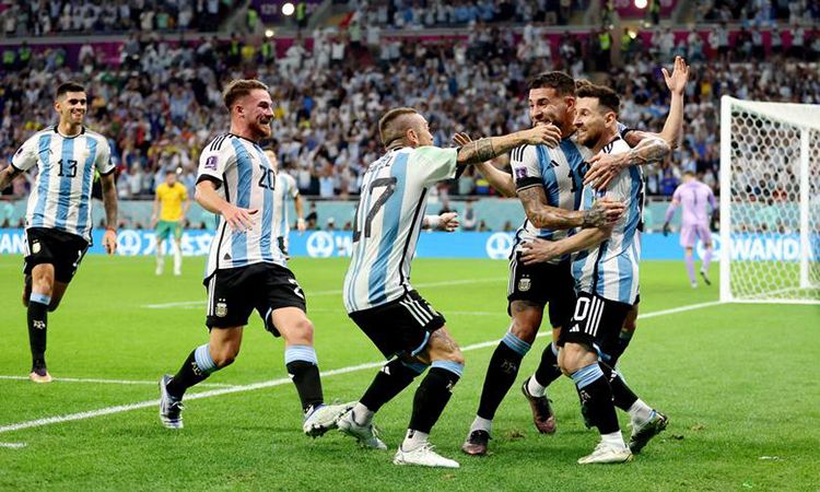 Pemain Argentina Lionel Messi merayakan gol.