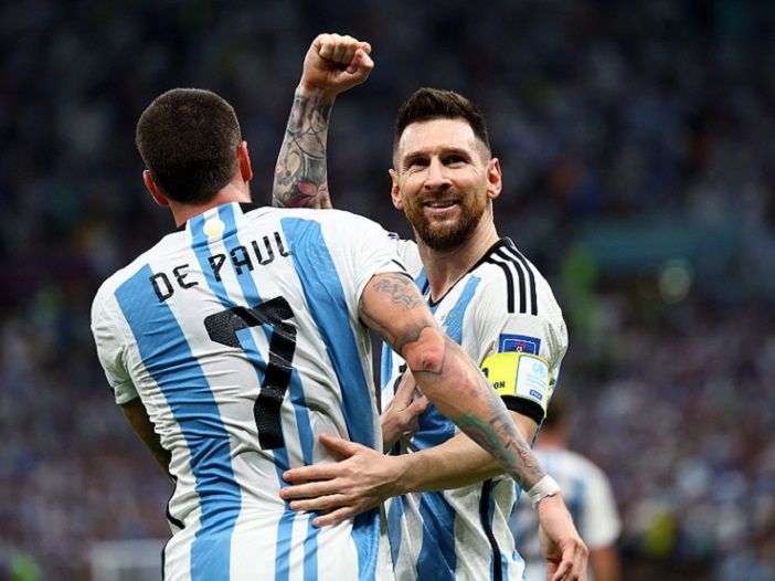 Lionel Messi dan Rodrigo De Paul dari Argentina merayakan setelah Nahuel Molina mencetak gol pertama mereka. Sepak Bola - Piala Dunia FIFA Qatar 2022 - Perempat Final - Belanda v Argentina - Stadion Lusail, Lusail, Qatar - 9 Desember 2022.