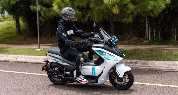 Tes ride Yamaha E01 di Kota Baru Parahayangan pada Kamis, 8 Desember 2022