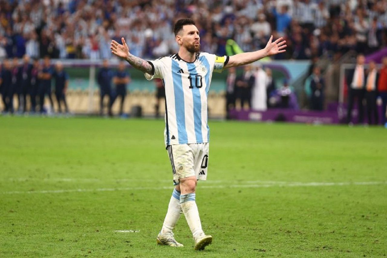 Lionel Messi merayakan gol adu penalti dalam pertandingan perempat final Piala Dunia FIFA 2022 di Stadion Lusail di Doha, Qatar, Jumat./   