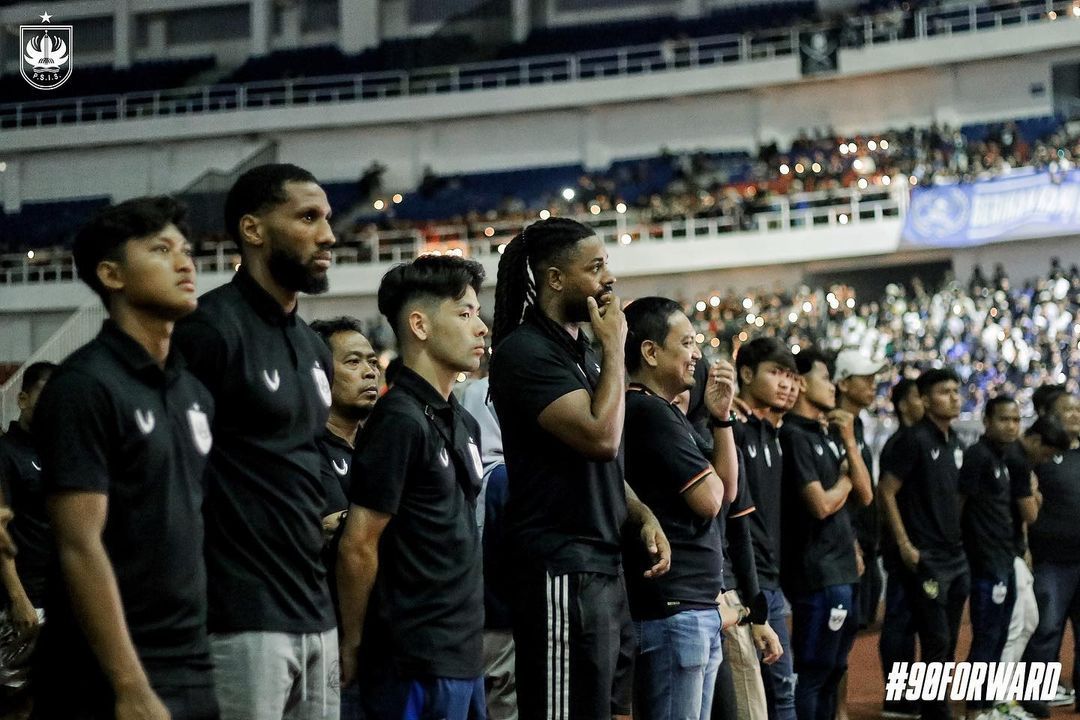 PSIS Semarang dan Panser Biru.