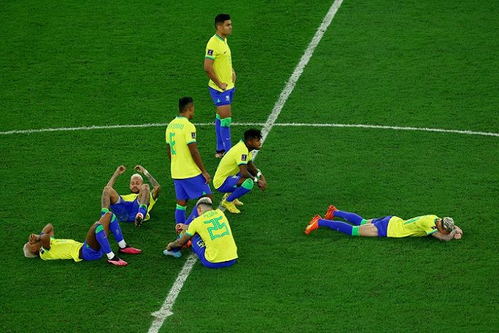 Para pemain Brasil terlihat murung setelah tersingkir dari Piala Dunia. Sepak Bola - Piala Dunia FIFA Qatar 2022 - Perempat Final - Kroasia v Brasil - Stadion Education City, Doha, Qatar - 9 Desember 2022.