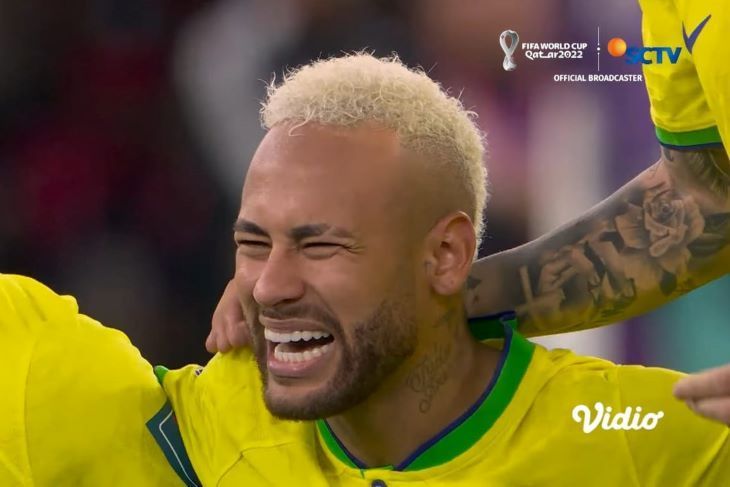 Striker Brasil Neymar menyeringai sebagai ungkapan kekecewaan  usai Vinicius Junior gagal melakukan eksekusi penalti.