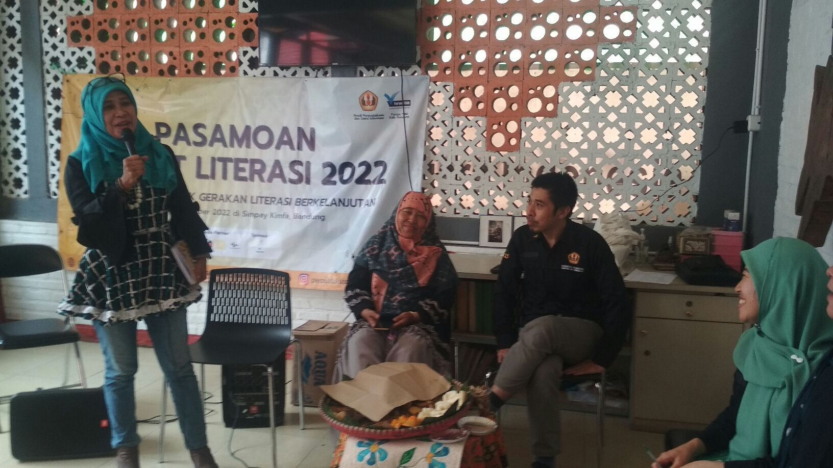 Suasana pertemuan penggiat literasi Kabupaten Bandung di Simpan Kimfa kabupaten Bandung 