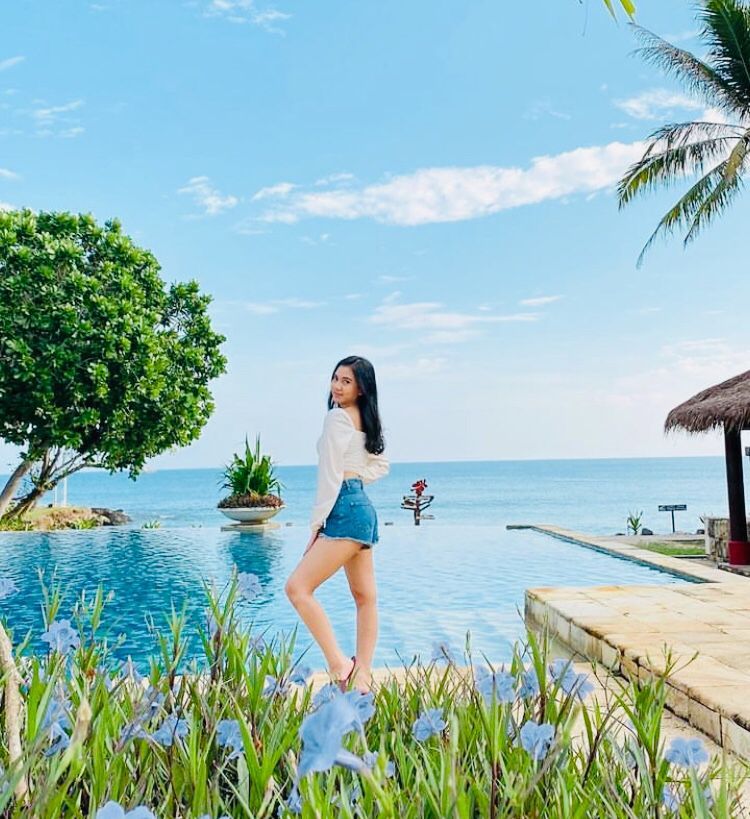 Potret seorang wisatawan sedang menikmati Pantai Tanjung Lesung, salah satu destinasi wisata unggulan dan populer di Pandeglang Banten / Tangkap Layar / Instagram @shandrabahari