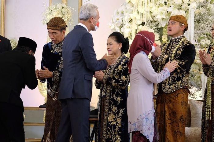 Ganjar Pranowo memberikan ucapan selamat dan hadiri resepsi pernikahan Kaesang Pangarep dan Erina Gudono.