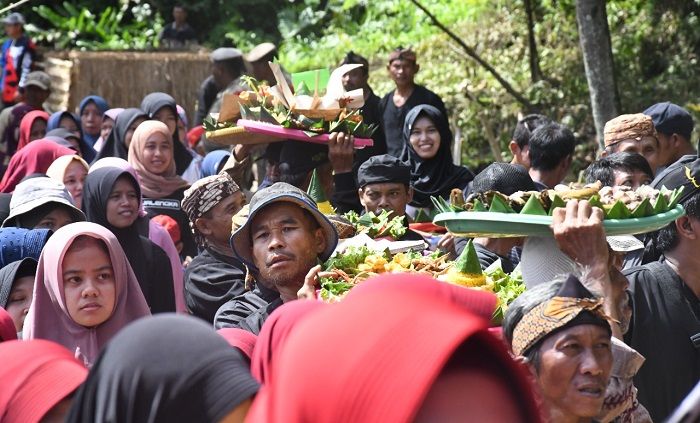 Festival kawin batu di Situ Ciseupan, Desa setempat, sebagai simbol kerukunan serta menyatukan keberagaman budaya menjadi sebuah kekuatan, Minggu, 11 Desember 2022.