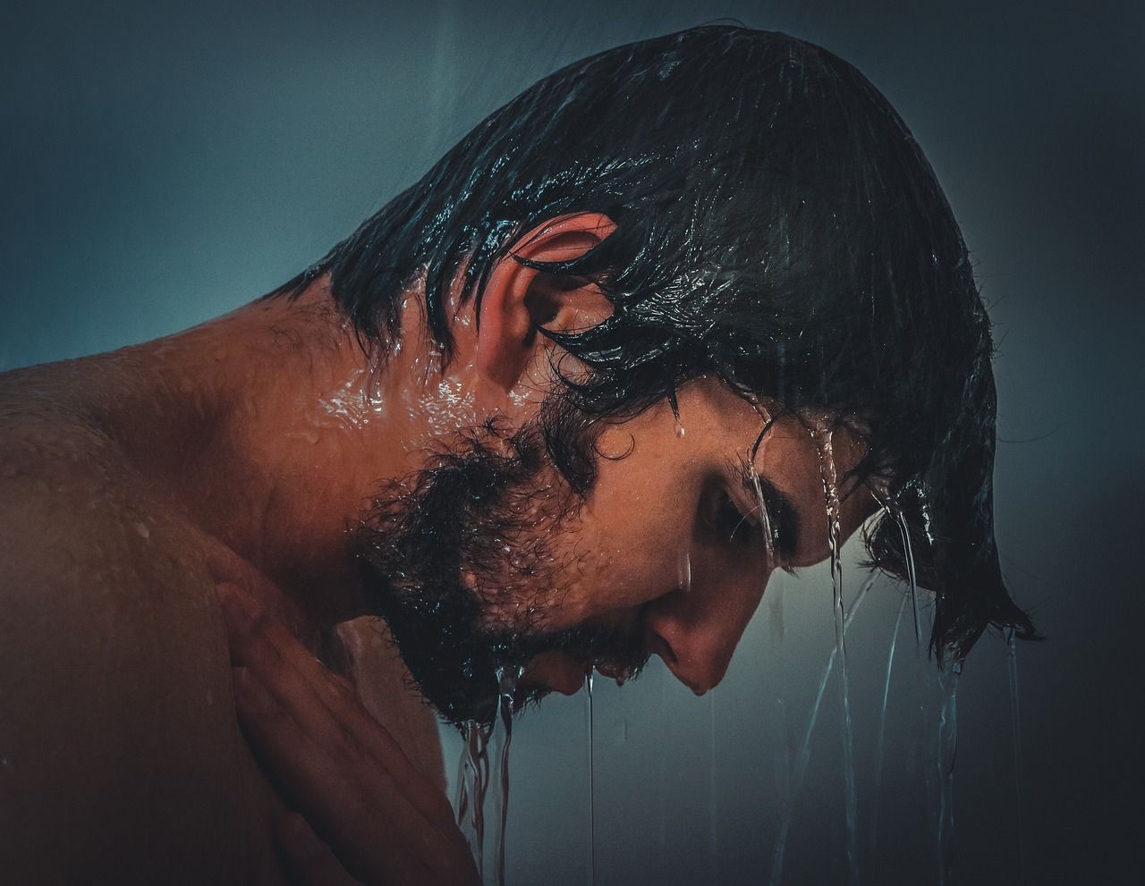 Ilustrasi seseorang wajib mandi besar saat sedang mimpi basah