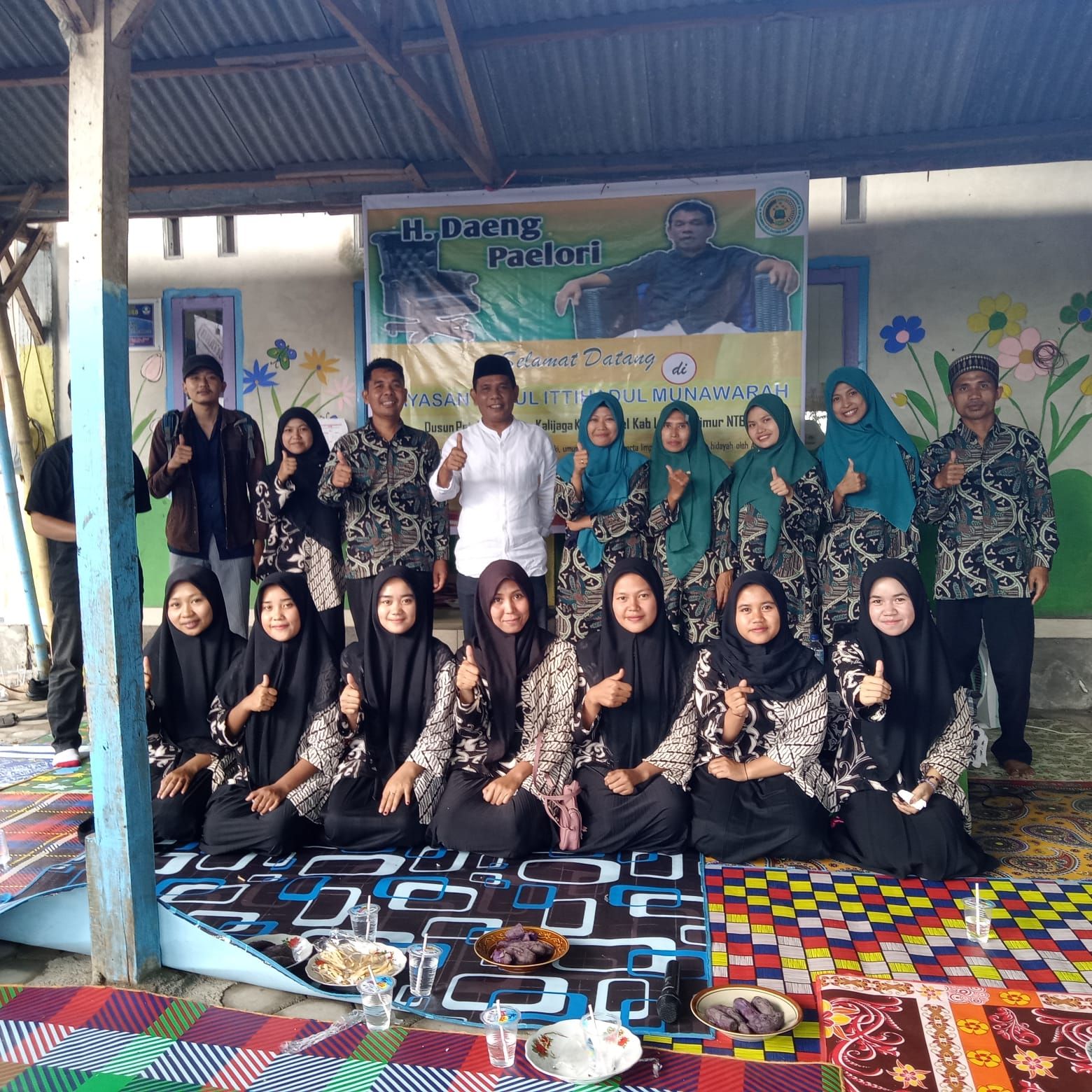 Anggota DPRD Kabupaten Lombok Timur Daeng Paelori (baju putih) bersama sejumlah tenaga pendidik Yayasan Ittihadul Munawarah Aikmel.