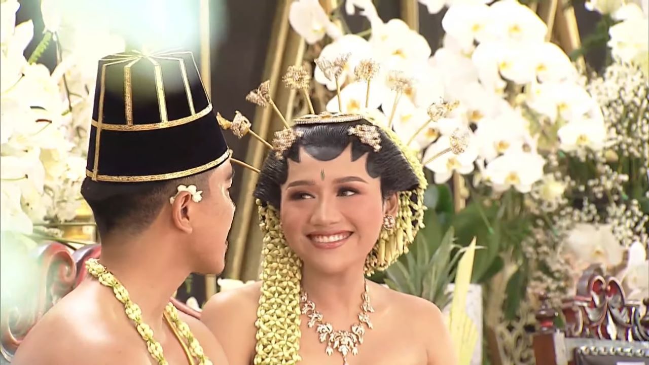 Malam pertama pengantin baru, Kaesang Pangarep ternyata tidak memesrai Erina Gudono, malah sibuk melakukan sesuatu di media sosial. 
