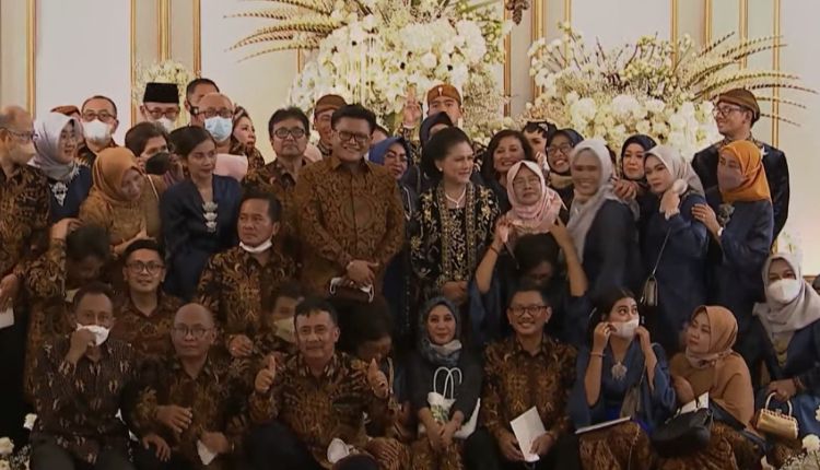 Momen teman-teman Iriana Jokowi antusiasi berfoto bersama di pernikahan Kaesang Pangarep dan Erina Gudono.