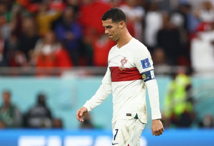 Pesepakbola asal Portugal, Cristiano Ronaldo, terlihat sedih setelah tersingkir dari Piala Dunia. Sepak Bola - Piala Dunia FIFA Qatar 2022 - Perempat Final - Maroko v Portugal - Stadion Al Thumama, Doha, Qatar - 10 Desember 2022. 