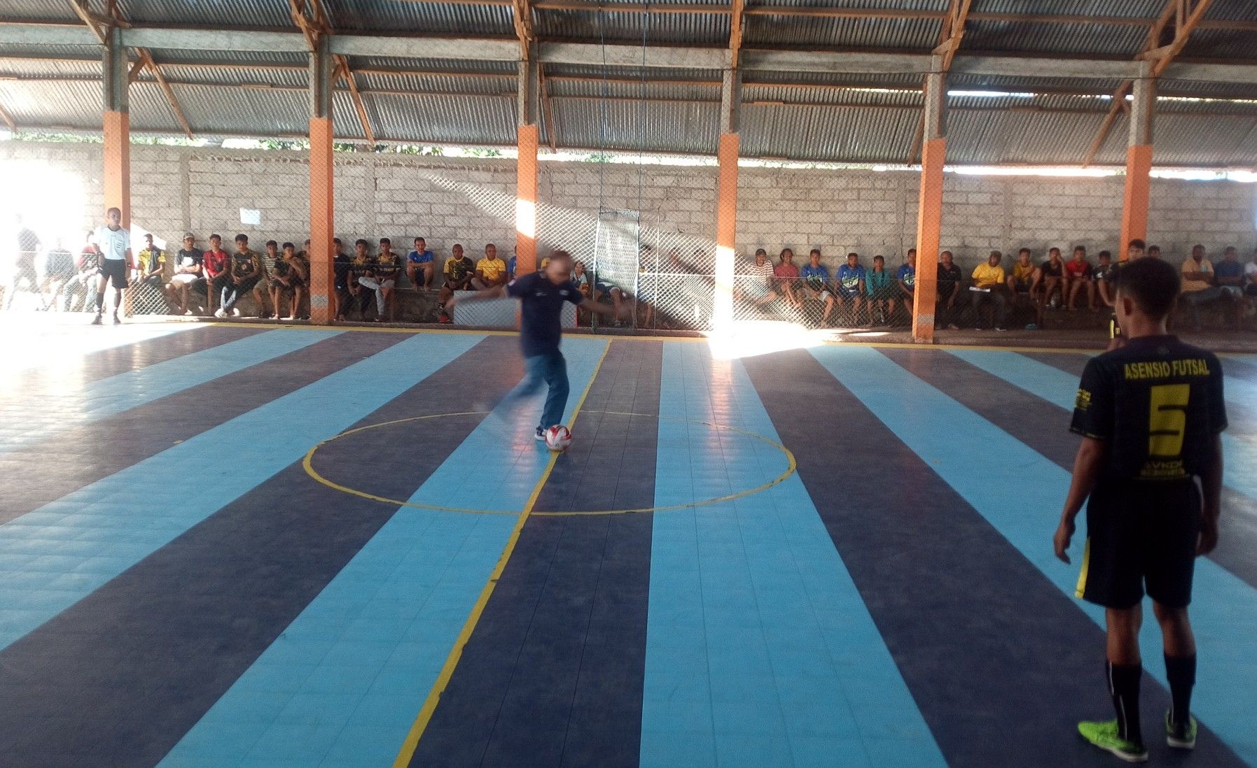 Tendangan bola perdana Staf Ahli Bupati Alor, Imanuel  Laukamang ketika membuka pertandingan futsal